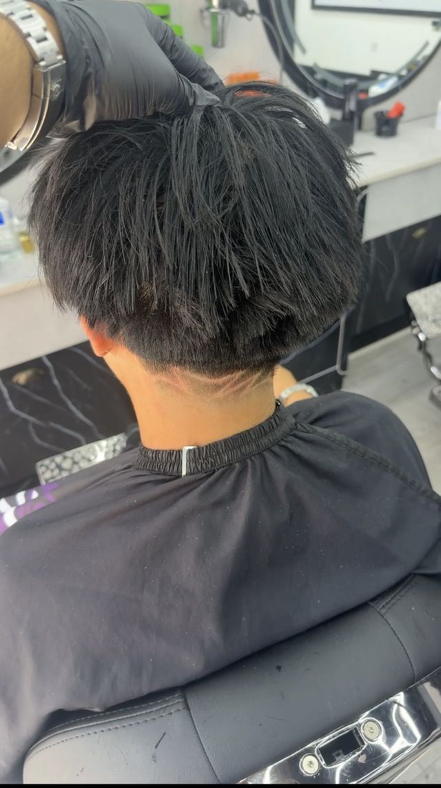 Taper and detailed neckline at CEOFADES